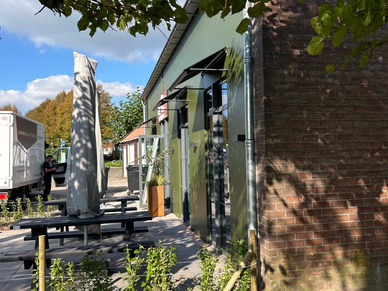 Fix panel markiezen geplaatst door Demaeght zonwering uit Waregem aan dit restaurant te Hulst. Deze hebben een zonwerende functie en zorgen voor een extra design aan de zaak. Modern en strak van Belgische kwaliteit. Vraag hier uw offerte voor op maat gemaakte markiezen. Waregem Oostrozebeke Gent Kortrijk Deinze Tielt Oudenaarde Kluisbergen Ronse Anzegem Kruisem Deerlijk Knokke Nieuwpoort Oostende Brugge