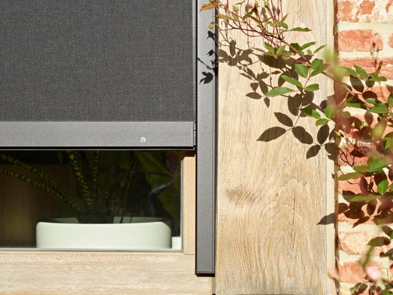 Renson Fixscreen Minimal doekzonwering geplaatst door Demaeght Zonwering aan deze gerenoveerde woning te Oudenaarde. Een modern en strak design van Belgische kwaliteit. Outdoor design en structureel vormgegeven ideaal voor een moderne architectuur. Renovatie woning te Oudenaarde nu Batibouw korting en actie op onze zonnewering.